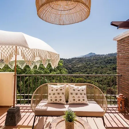 Peaceful, Stylish Hideaway Surrounded By Nature *